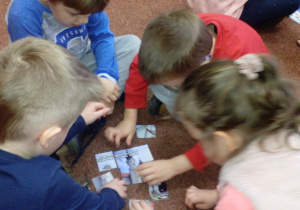 Dzieci podczas układania puzzli przedstawiających Kolegiatę w Łasku.